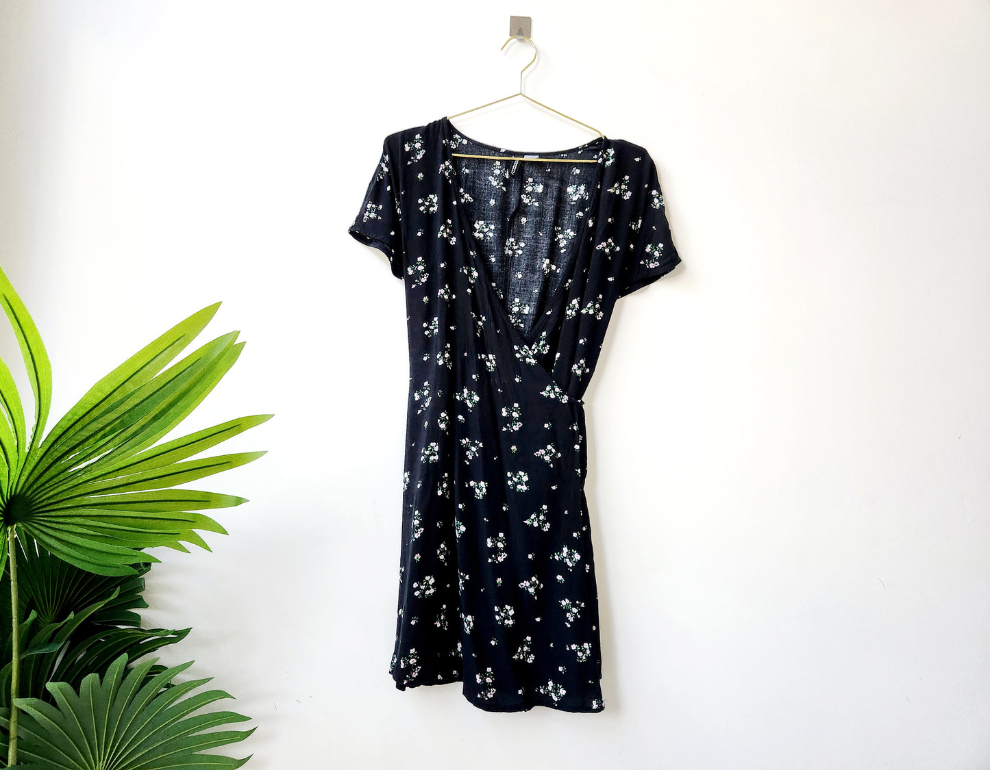 H&M floral mini wrap dress - black