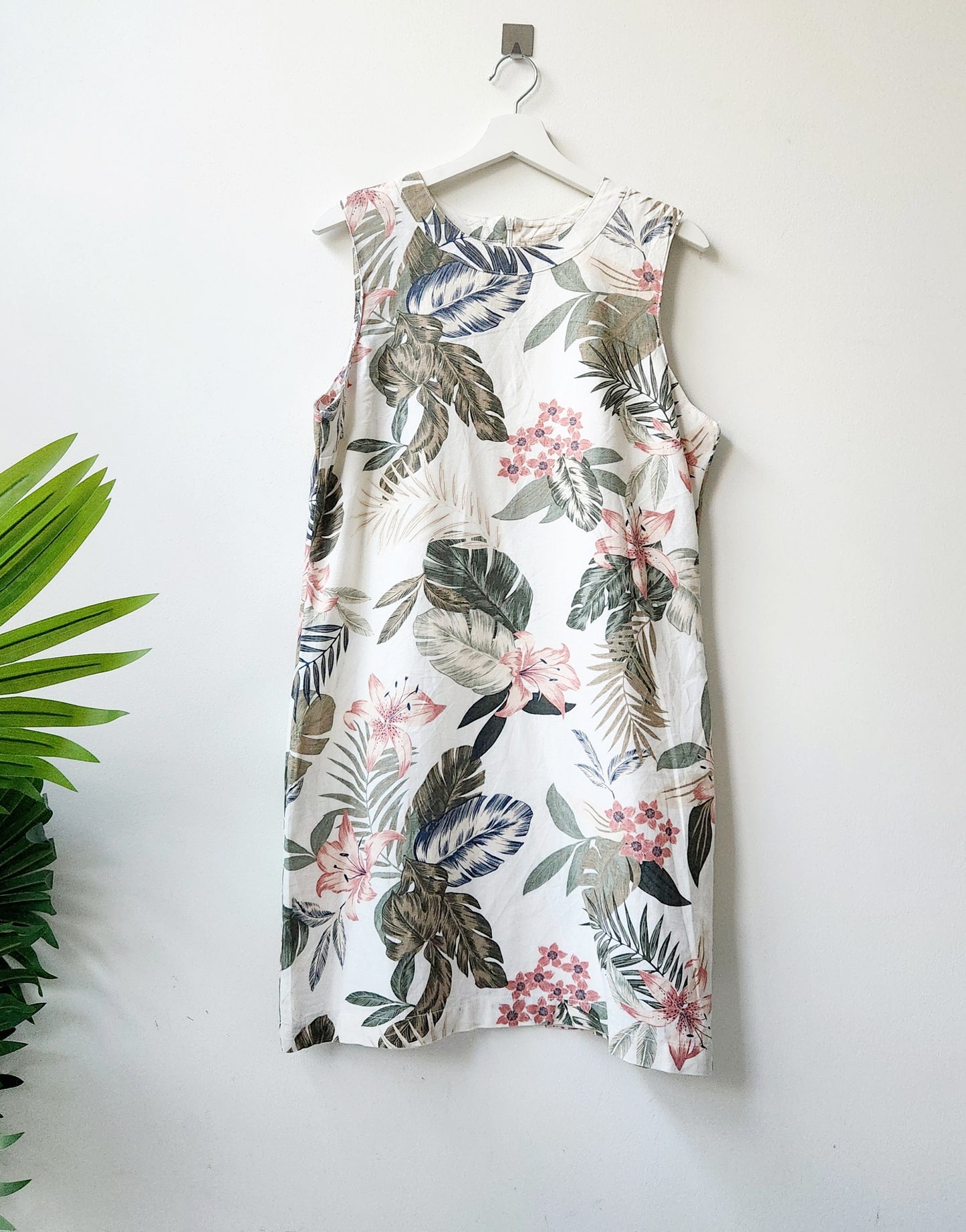 Peacocks tropical print shift dress - off white